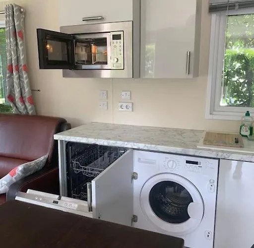 Luxury Spacious House With Two Bathrooms At Park With Swimming Pools, Restaurant, Bowling, Massage & Wellness Σαλέ *